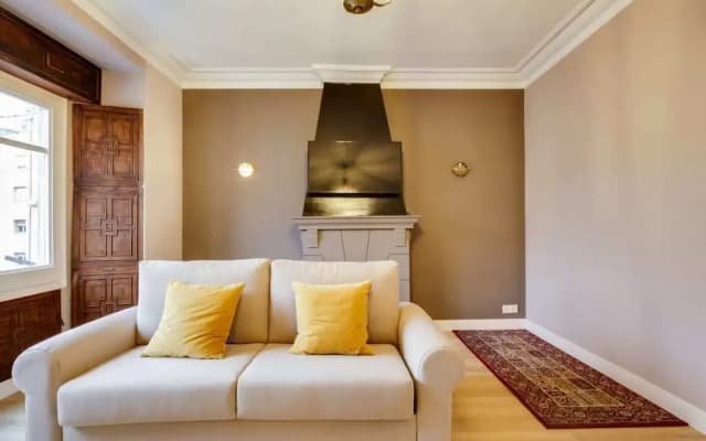 Cosy 3 Bed 2 Bath in Vibrant Eixample, Near Metro - photo 3