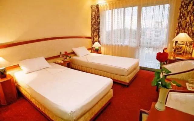 Que Huong Hotel - photo 2