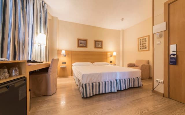 Hotel Infanta Mercedes - photo 4