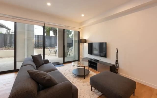 Luxe 3 Bedroom Apartment With Parking - photo 2