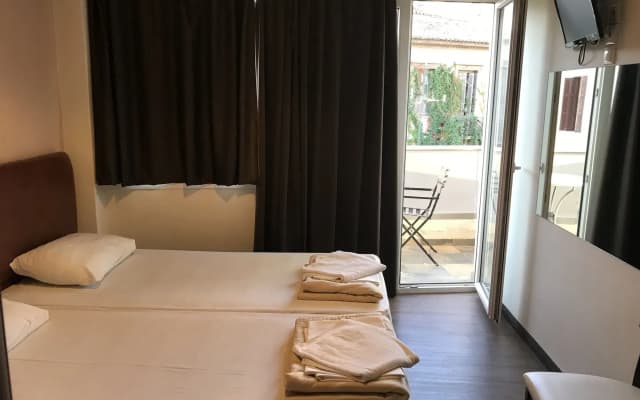 Pella Inn Hostel - photo 5
