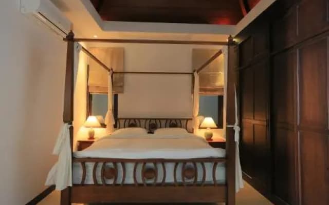 Naiharn Beach Villa - photo 4