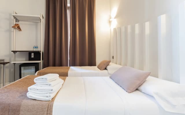 Hostal Charlotte - photo 4