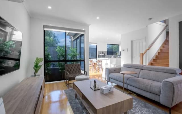 Impressive & Spacious new Townhouse@preston - photo 2