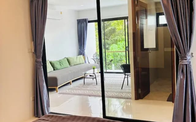 Hillside Haven-Luxury Room - photo 3