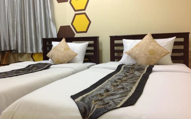 Beehive Patong Hostel - photo 2