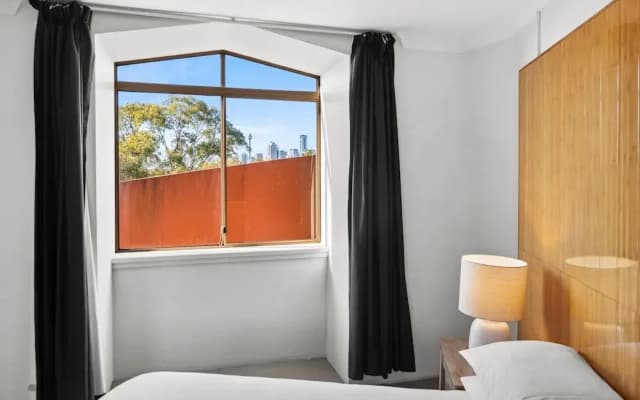 Spacious Inner-west 2-bed With Alfresco Dining - photo 2