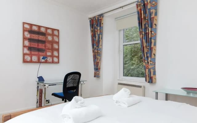 Connected & Convenient: Newly-renovated Flat for 2 - photo 3