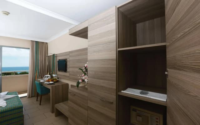 Insula Resort & Spa - photo 4