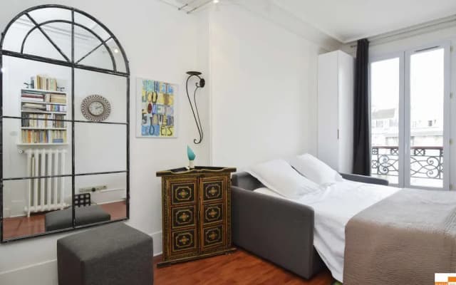 204340 - A two-room apartment with traditional chic style in the Marais - photo 3