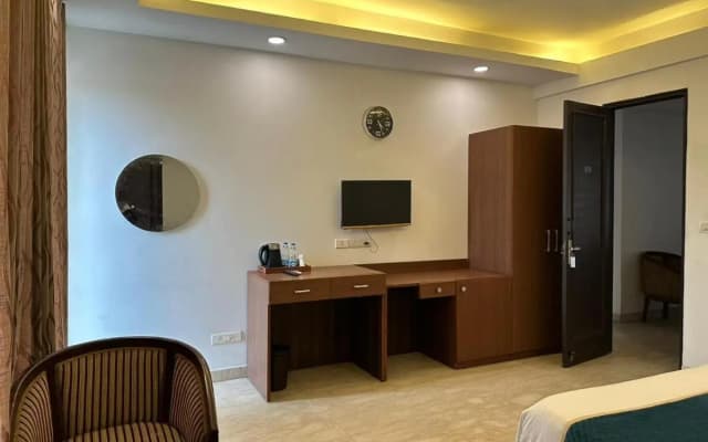 Hotel The Imperio - photo 2