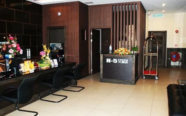 H-5 Inn - photo 2