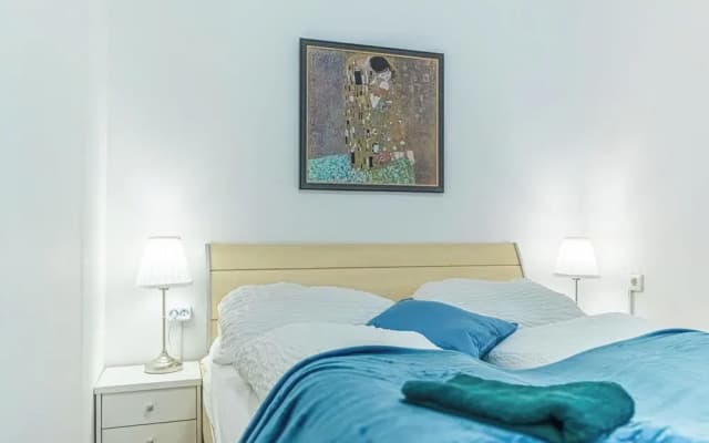 Elegant 2BR Apt Steps from Westbahnhof - photo 4