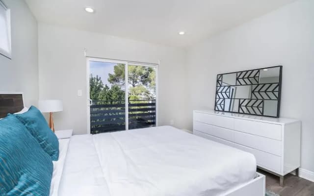 Brand NEW Luxury 3bdr Townhome In Silver Lake - photo 5