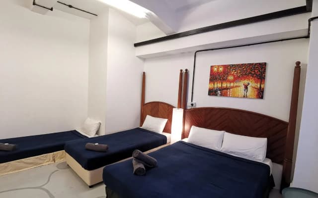 Hawk Hotel & Hostel - photo 4