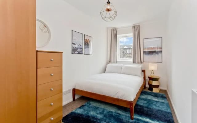 Arty 2 Bedroom Flat By Leith Shore - photo 5