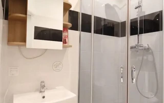 Premium 1BR Stay for 5 Prime Location - photo 4