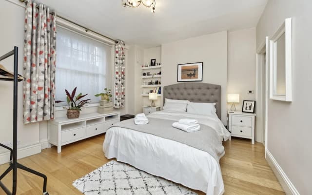 Spacious Pimlico Apartment by Underthedoormat - photo 3