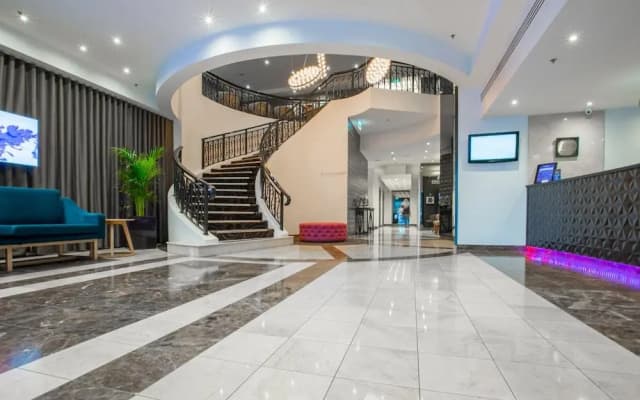 Russell St. Hotel Apartment - photo 2