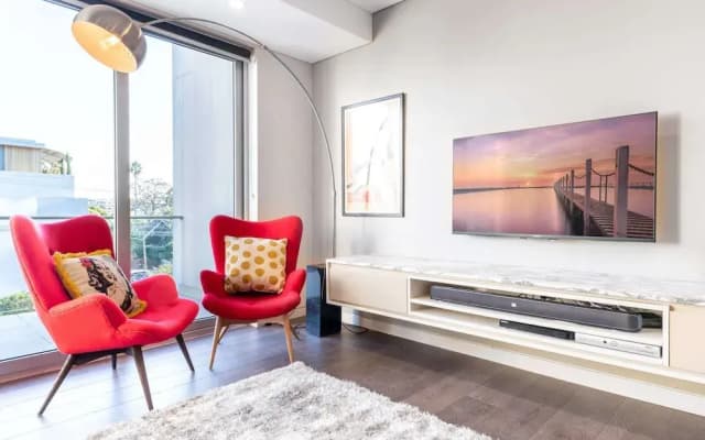 Comfy 1-bed Apartment in Perfect Location - photo 2