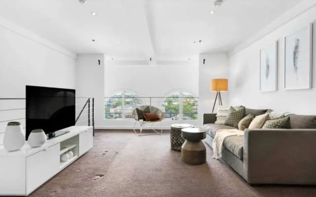 Light-filled Converted Warehouse 2 Bedroom Apartment in Prahran - photo 4