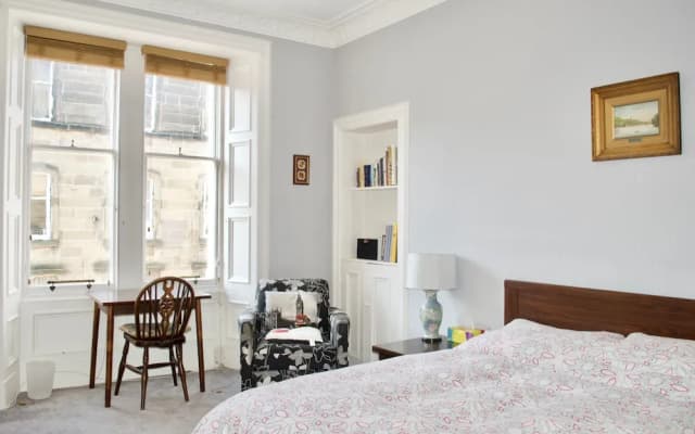 Beautiful 2 Bedroom Flat in Leith - photo 5