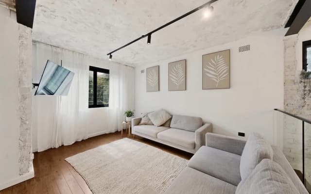 Sunlit 3-bed Coastal Stay With Private Deck - photo 4
