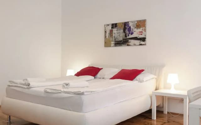 Welcoming 3BR Apt Steps From Belvedere - photo 2