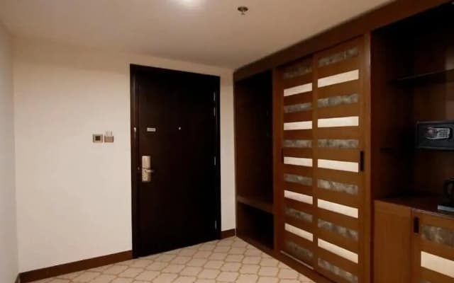 Royal Crown Hotel - photo 3