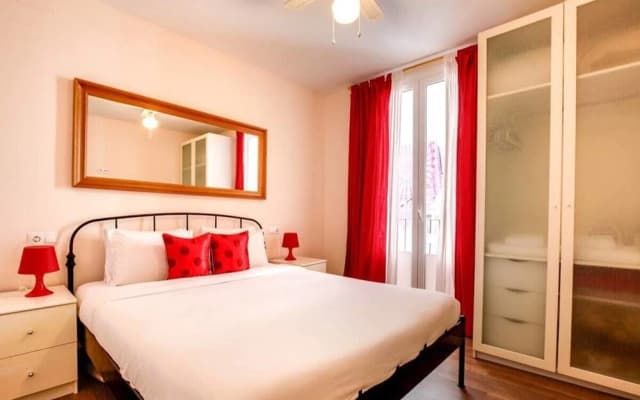 Modern 2 Bed Flat in Trendy Poble Sec - photo 3