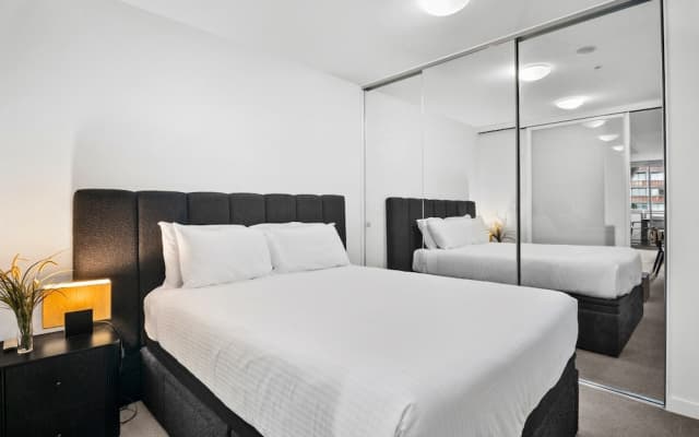 Modern 1 Bed Apartment With City Views - photo 2