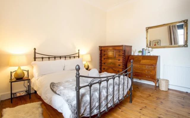 2 Bedroom Flat in Edinburgh - photo 3