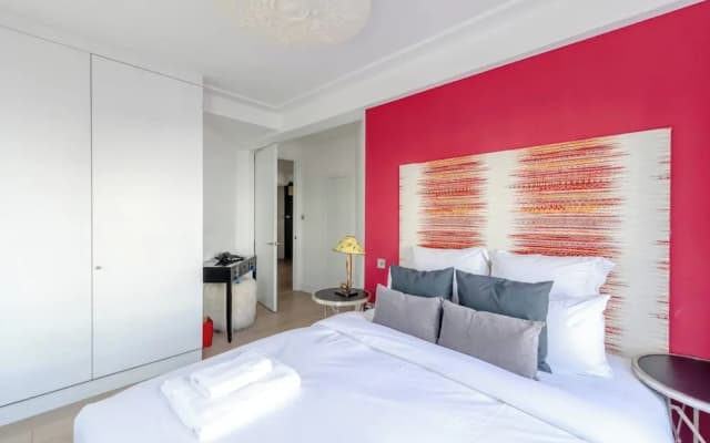 Sleek & Stylish 1BD Flat w/ Balcony - Kings Road - photo 3