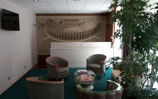 Hôtel Des Arènes - photo 2