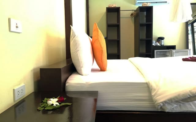 Long Beach Chalet Hotel - photo 4
