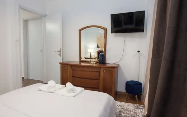 Stylish Renovated 2 Bd Apt in Exarcheia - photo 3