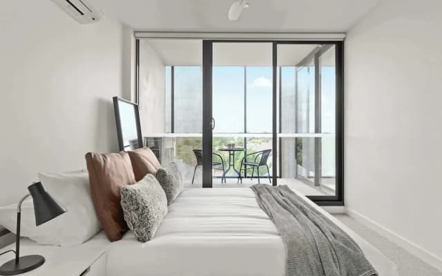 Central Oakleigh 2BR Apartment w Parking - photo 3