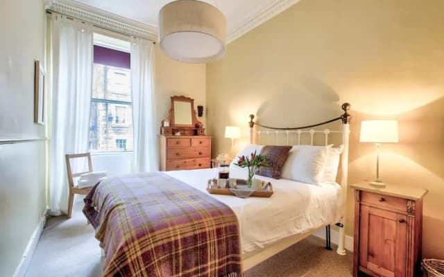 JOIVY 1-Bed Flat In Edinburgh Old Town - photo 4
