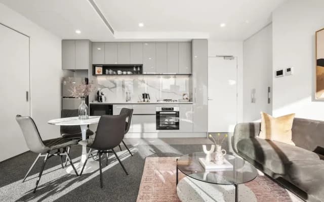 Elegant 2-bed With Superb Views & Amenities - photo 5