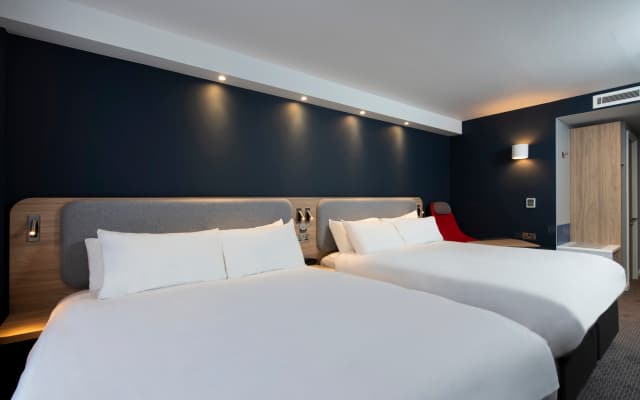 Holiday Inn Express Edinburgh City West by IHG - photo 3
