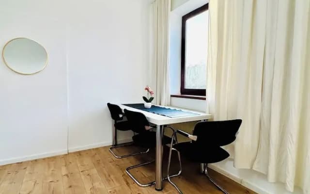 Cozy 3BR Apt with Garden Sleeps 10 - photo 4