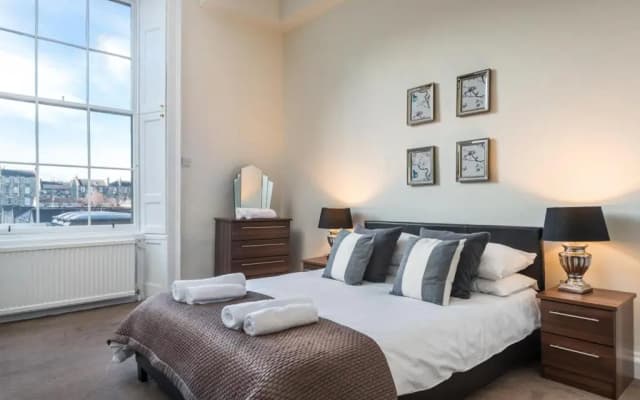 Central SPACIOUS NewTown 2-6ppl STUNNING - photo 3