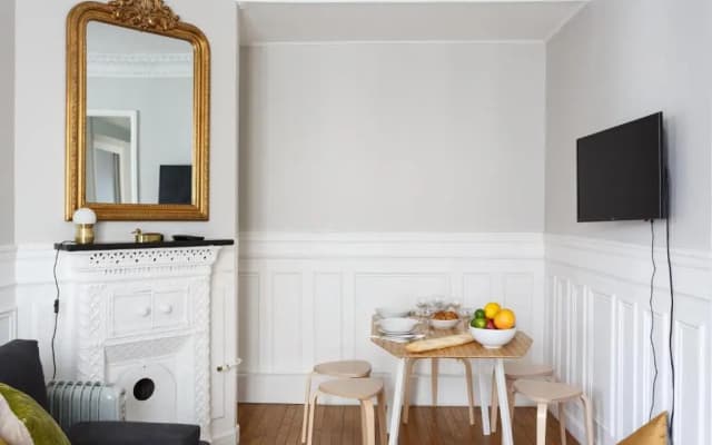 Bright and Newly Renovated 2 Bedroom Apartment, Hip & Central Paris, Montmartre-Opera - photo 3