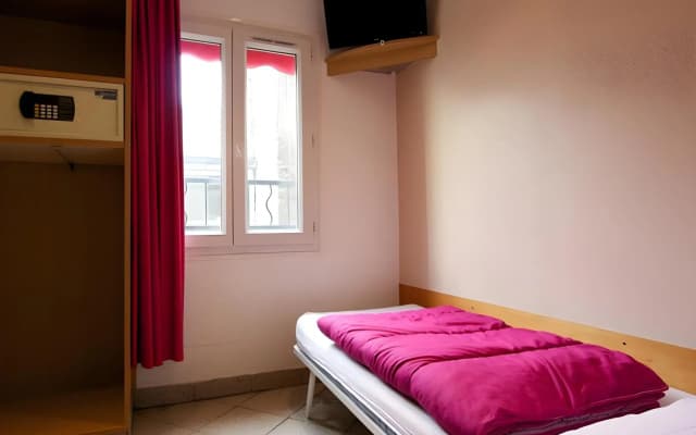 Bastille Hostel - photo 4