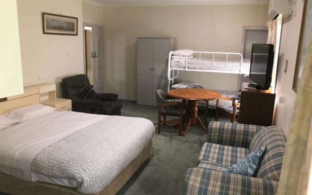 Evancourt Motel - photo 2