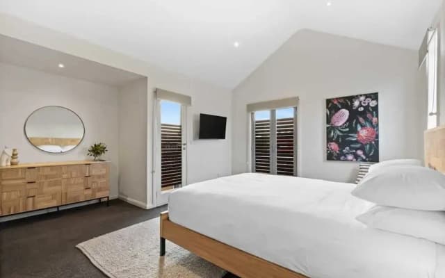 Chic 2-bed Home By Bustling Shops - photo 3