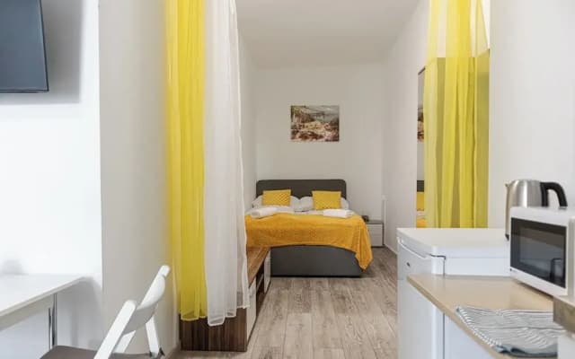 Elegant 3BR Apt Steps from Hauptbahnhof - photo 5