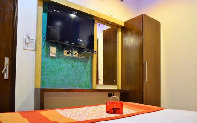 Oyo Capital O 11357 Hotel benz international - photo 5