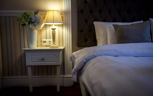 Queen's Court Hotel & Residence - photo 5
