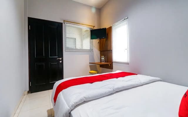 RedDoorz near Kebon Jeruk Jakarta - photo 4